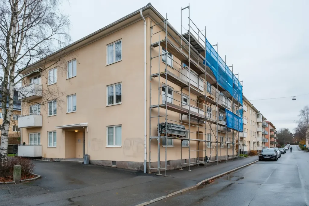 montering och uthyrning av byggst llning f r balkongrenovering i skarpn ck bagarmossen